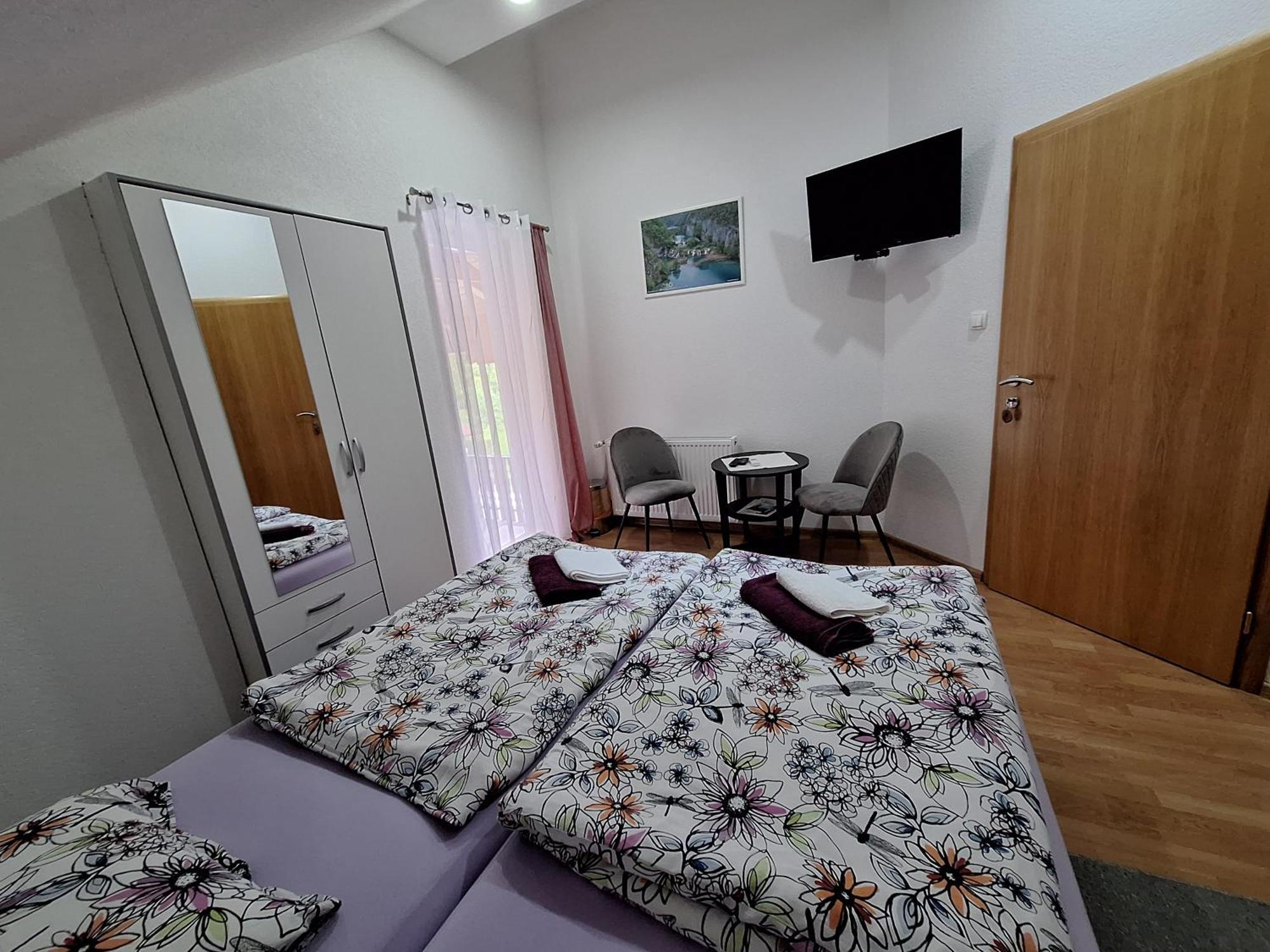 Guesthouse Miha Rakovica Exterior foto